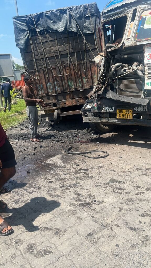 आज दोपहर करीब बारह बजे नेपाल भारत सीमा आई सी पी जोगबनी में दो ट्रक आमने-सामने भिड़ंत हों गयी, हालांकि दोनों ट्रक भारतीय है,, एक खाली बंगाल नम्बर कन्टेनर जो नेपाल की ओर से आ रही थी एक कोयलें से भरी ट्रक में भिड़ंत हों गयी,, टक्कर इतनी जोरदार थी कि ट्रक के परखच्चे उड़ गए,,, जिसमें खाली कन्टेनर के ड्राईवर गंभीर रूप से घायल हो गए,, मौके पर जोगबनी प्रशासन दलबल सहित पहुंच गए, घायल ड्राईवर जिसका पैर बुरी तरह से डैमेज हैं उसे एम्बुलेंस से बेहतर इलाज हेतु रेफ़रल अस्पताल फारबिसगंज भेज दिया गया है,,,,
यें घटना आईसीपी जोगबनी पार्किंग में हुई है,,