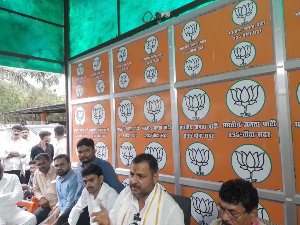 मीडिया से रूबरू होते सदर विधायक प्रकाश द्विवेदी  