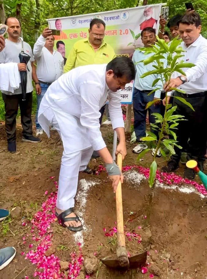 राज्यमंत्री रामकेश निषाद एक पेड़ मां के नाम पौधरोपड करते हुए 