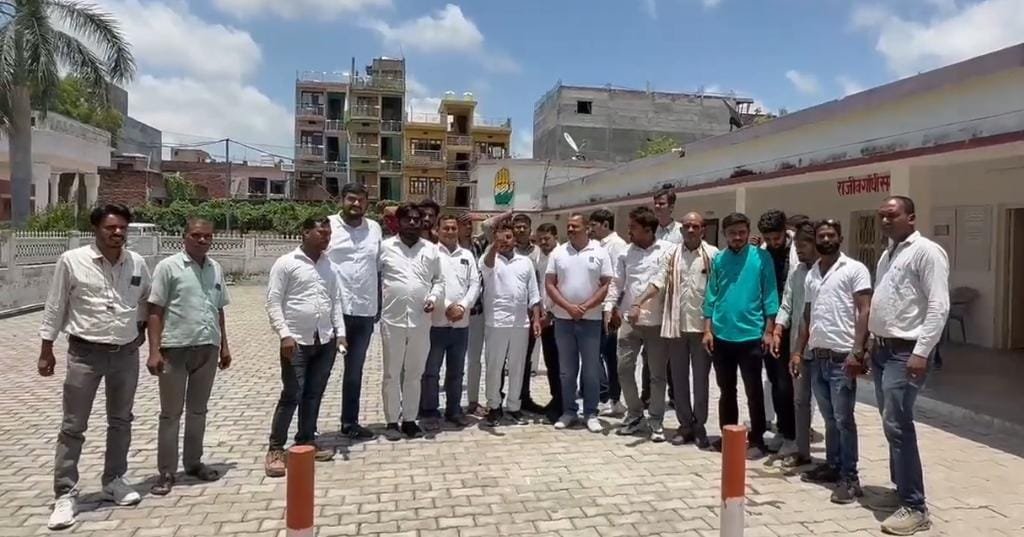 *किसानों की समस्याओं को लेकर अमेठी यूथ कांग्रेस ने सौंपा राज्यपाल को ज्ञापन* *जल्द समाधान न होने पर चेताया आंदोलन का एलान*जनपद में अमेठी यूथ कांग्रेस के ज़िला अध्यक्ष शुभम सिंह के नेतृत्व में सैकड़ों कार्यकर्ता सड़कों पर उतरकर किसानों के समर्थन में डीएम कार्यालय पहुंचे। वहां उन्होंने किसानों की समस्याओं को लेकर राज्यपाल के नाम ज्ञापन डीएम को सौंपा। इस अवसर पर शुभम सिंह ने कहा कि,किसानों की समस्याओं का समाधान करना मेरा कर्तव्य ही नहीं, बल्कि जन्मसिद्ध अधिकार है। किसान अन्नदाता हैं, जो देश की अर्थव्यवस्था और जीवन प्रणाली का आधार हैं। अगर उन्हें रोपाई के समय बिजली, पानी और खाद जैसी मूलभूत सुविधाएं नहीं मिलेंगी, तो यह शासन की गंभीर विफलता है।ज्ञापन में मुख्य रूप से नहरों में पानी की आपूर्ति न होना, लगातार बिजली कटौती, और खाद की भारी किल्लत जैसे मुद्दों को उठाया गया। बताया गया कि किसान घंटों लाइन में लगते हैं, लेकिन फिर भी उन्हें खाद नहीं मिलती। बिजली न होने के कारण सिंचाई कार्य बाधित हो रहा है, जिससे फसलों को नुकसान पहुंच रहा है। यूथ कांग्रेस ने चेतावनी दी कि अगर प्रशासन ने शीघ्र इन समस्याओं का समाधान नहीं किया, तो संगठन सड़कों पर उतरकर धरना-प्रदर्शन करने को मजबूर होगा। इस मौके पर यूथ कांग्रेस के दर्जनों पदाधिकारी और कार्यकर्ता मौजूद रहे, जिनमें प्रमुख रूप से जगदीशपुर के विधानसभा के पूर्व प्रत्याशी श्री विजय पासी जी,दुर्गेश प्रताप सिंह, मोहम्मद अमान, मोहम्मद रेहान खान, विधानसभा अध्यक्ष लोहा सिंह, जीशान आलम, शिवांशु राणा, राहुल मिश्रा, रवि मौर्य, अंशु तिवारी, करन सिंह, शुभम तिवारी, रोहित दुबे, दीपक सिंह, कुलदीप मौर्य, नीरज मौर्य, सूरज यादव, अमन राजपूत, दिवस प्रताप सिंह, अजय गांधी, अभय शुक्ला, आतिफ जायस, वैभव शरण सिंह आदि शामिल रहे। सभी कार्यकर्ताओं ने एक स्वर में कहा कि अगर किसानों की आवाज़ को दबाया गया या समस्याओं की अनदेखी की गई, तो अमेठी यूथ कांग्रेस हर स्तर पर संघर्ष करेगी और किसानों के साथ कंधे से कंधा मिलाकर खड़ी रहेगी।  अमेठी से सुमित मिश्रा 