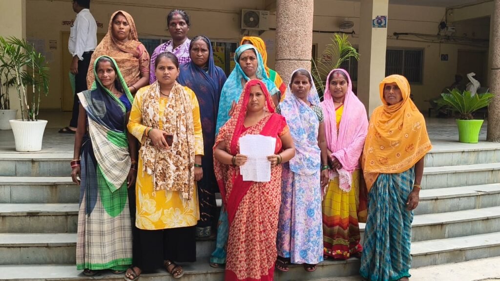 पेय जल समस्या को लेकर जिलाधिकारी से किया शिकायत