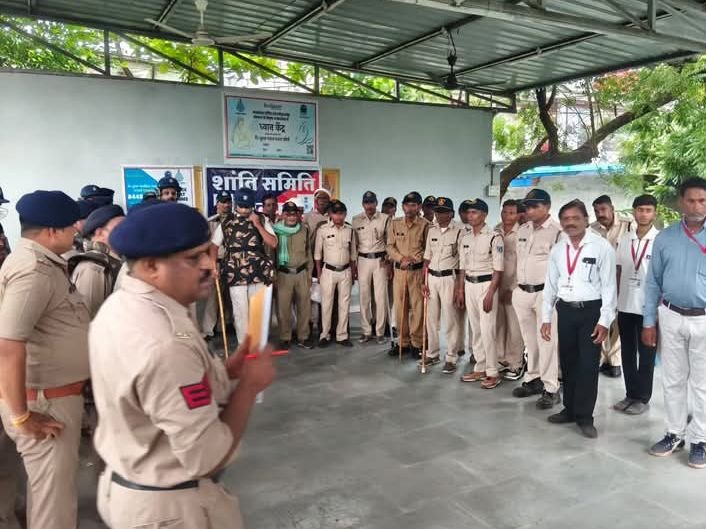 खरगोन पुलिस ने फ्लैग मार्च निकाला