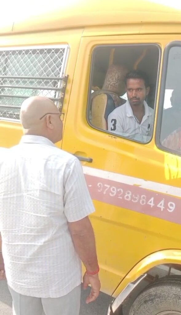 नियम विरुद्ध स्कूली बसों पर की गई कार्रवाई 