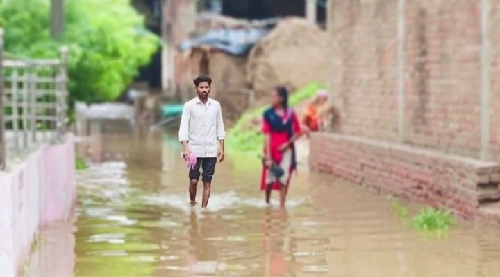 भारी बारिश से सड़कों में भरा पानी 