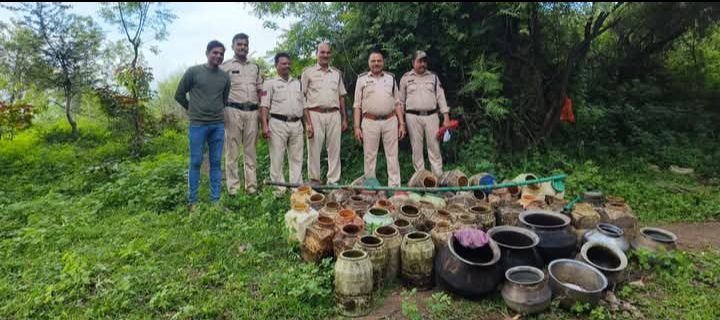पुलिस ने दी दबिश