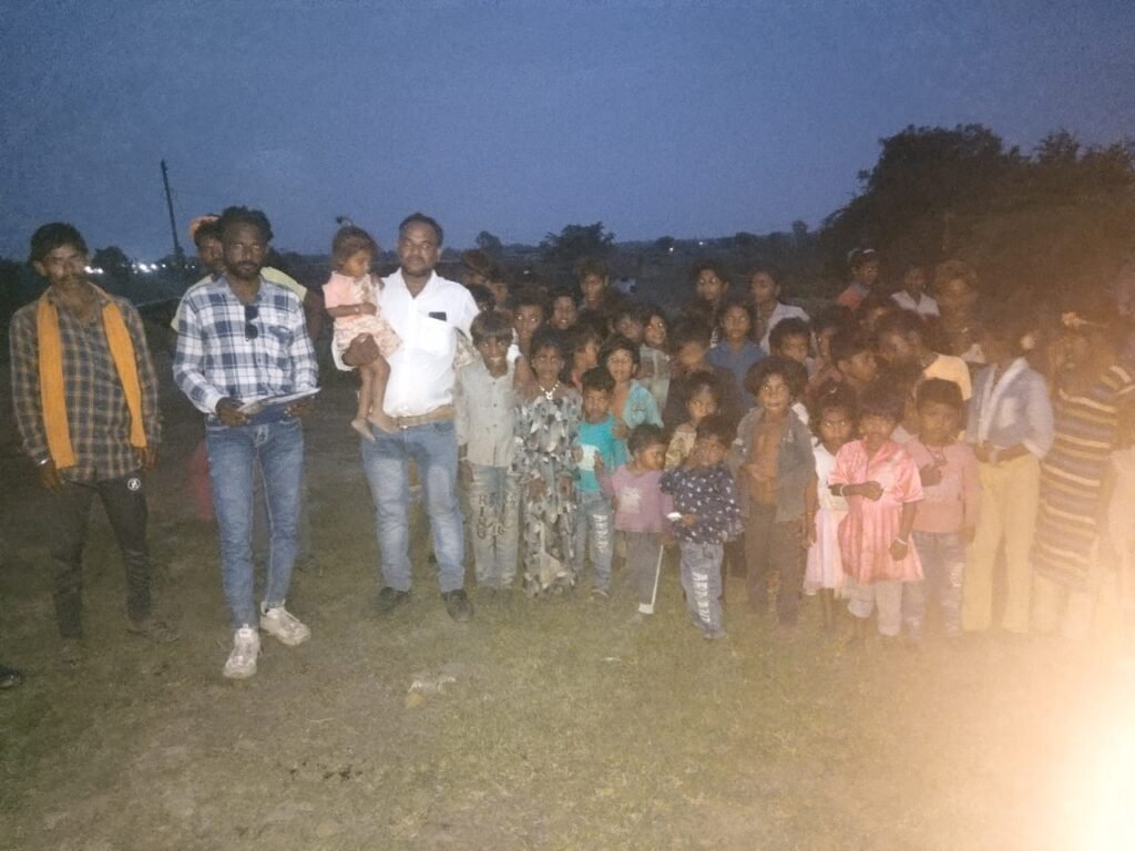 आदिवासी बच्चों का भविष्य अंधेरे में