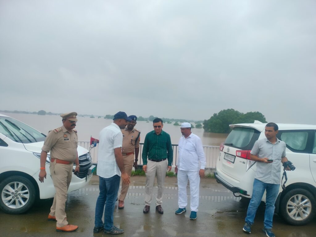 मंडला आयुक्त ने किया बाढ़ क्षेत्र का निरिक्षण, जिलाधिकारी को दिए निर्देश 
