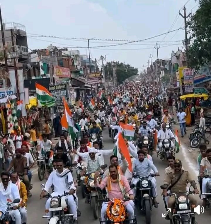 सदर विधायक बांदा द्वारा तिरंगा यात्रा निकलते हुए l