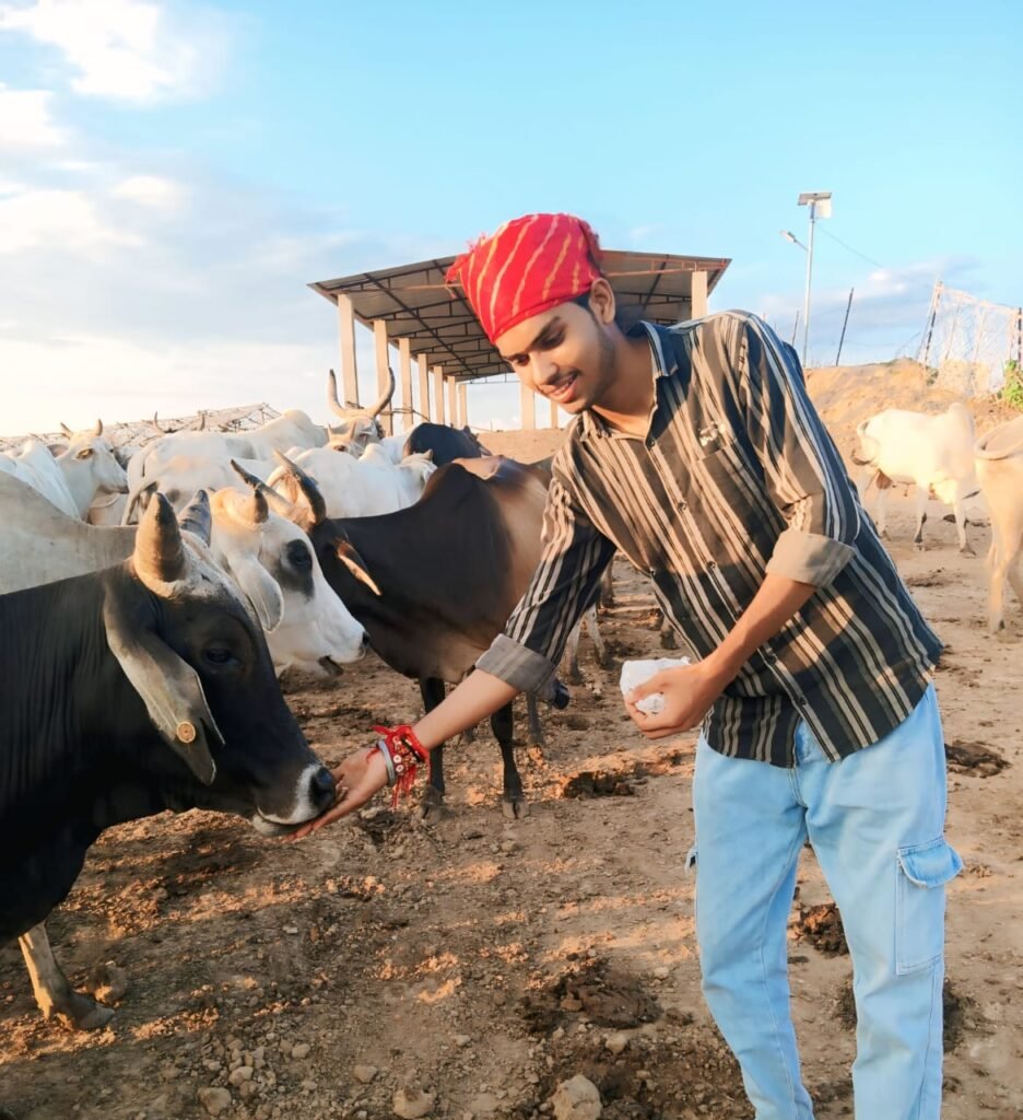 गौशाला में जन्मदिन मनाते हुए छात्र नेता 