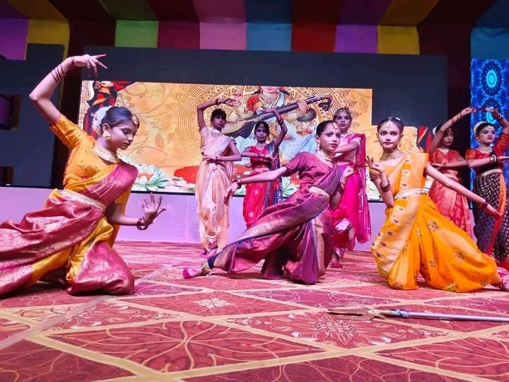 कलाकारों ने प्रस्तुत किए मनमोहक कार्यक्रम 