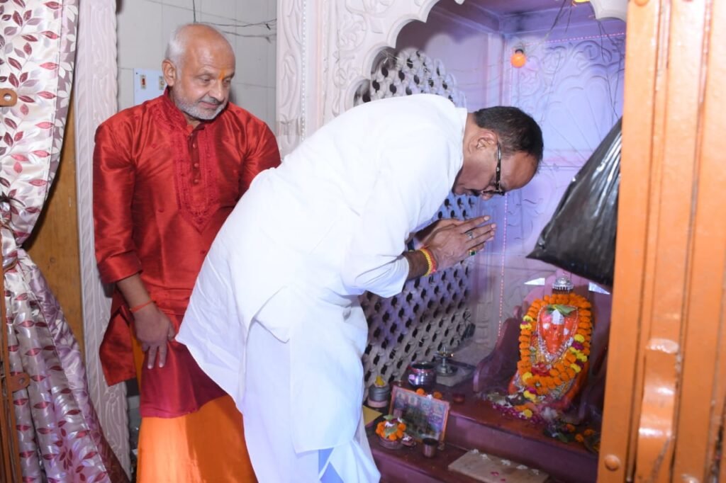 गणेश उत्सव के छठे दिन उप मुख्यमंत्री बृजेश पाठक ने की 103 वर्ष पुरानी गणेश प्रतिमा को नमन करते हुए 