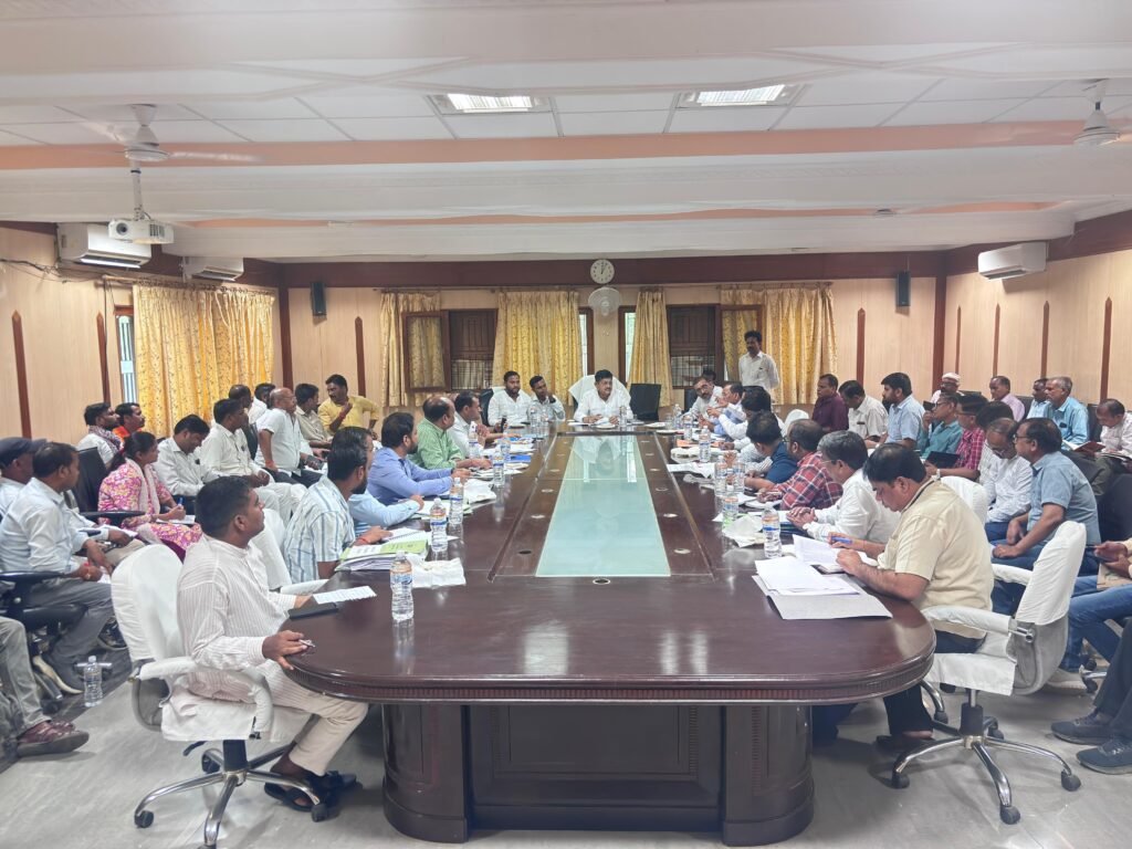 जल शक्ति राज्यमंत्री ने अधिकारी यों के साथ किया बैठक 