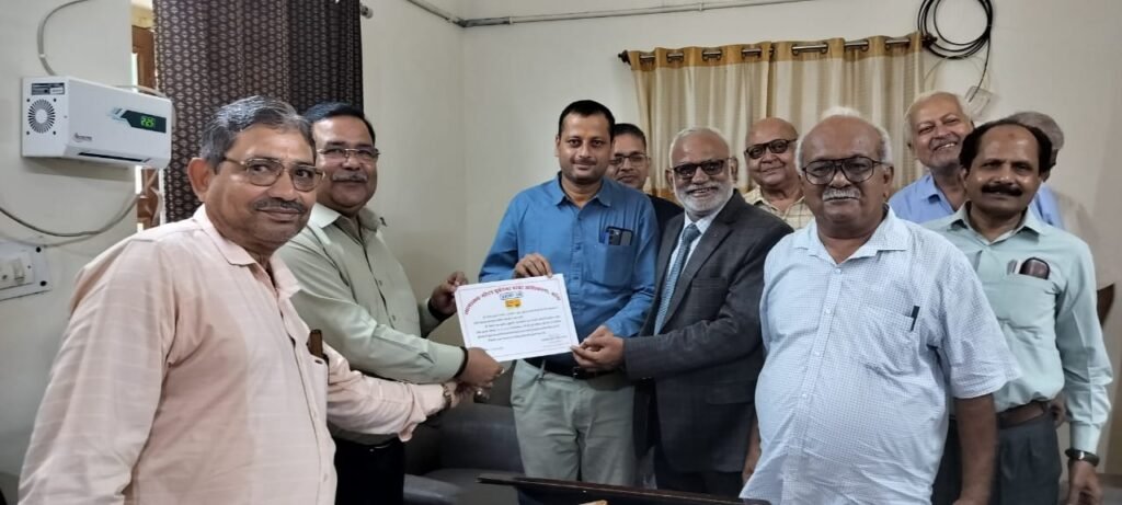 न्यायालय किया अधिवक्ता को सम्मानित 