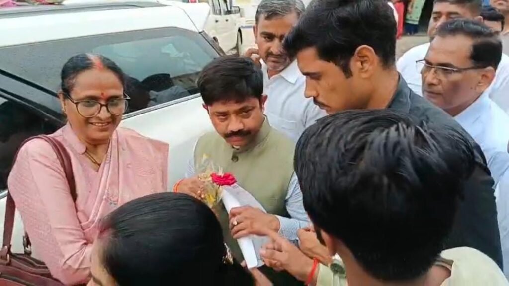 300 बेड की अस्पताल शुरू कराने के लिए प्रभारी मंत्री को दिया गया ज्ञापन 