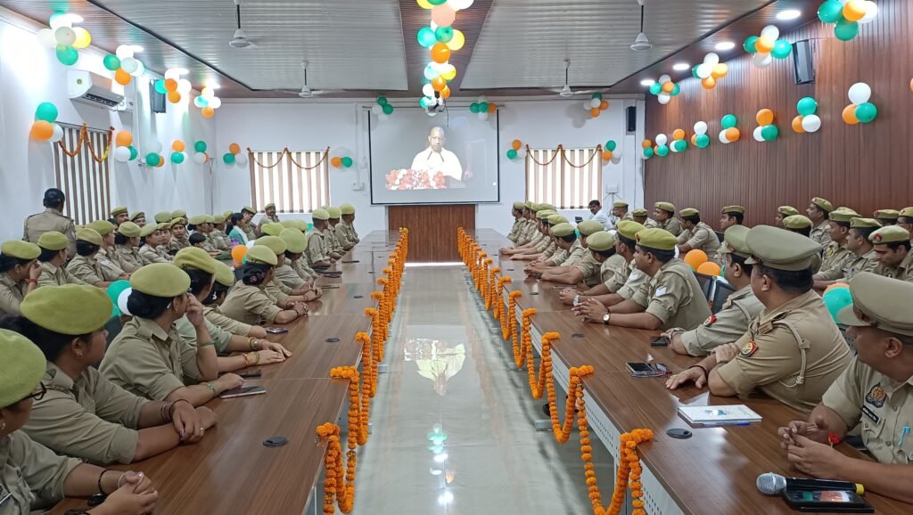 मुख्यमंत्री योगी आदित्य नाथ ने वर्चुअल मीटिंग कर के पुलिस विभाग से किया संवाद 