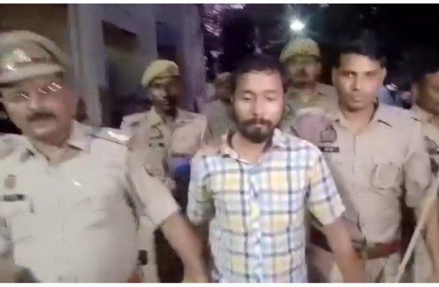 मासूम के साथ दुष्कर्म करने वाले आरोपी को पुलिस द्वारा कोर्ट में ले जाते हुए 